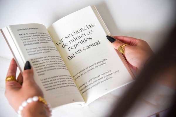 Libro Sincronexión 11:11 en español — guía para comprender la sincronicidad y los mensajes del Universo. Venusina.