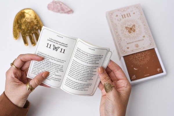 Oráculo 11:11 Mensajes Universales en versión español — conexión con las señales del Universo, disponible en Venusina.