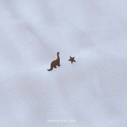 pendientes de acero modelo estrella y dinosaurio 