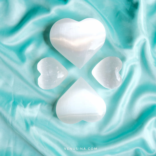 selenita mineral con forma de corazón